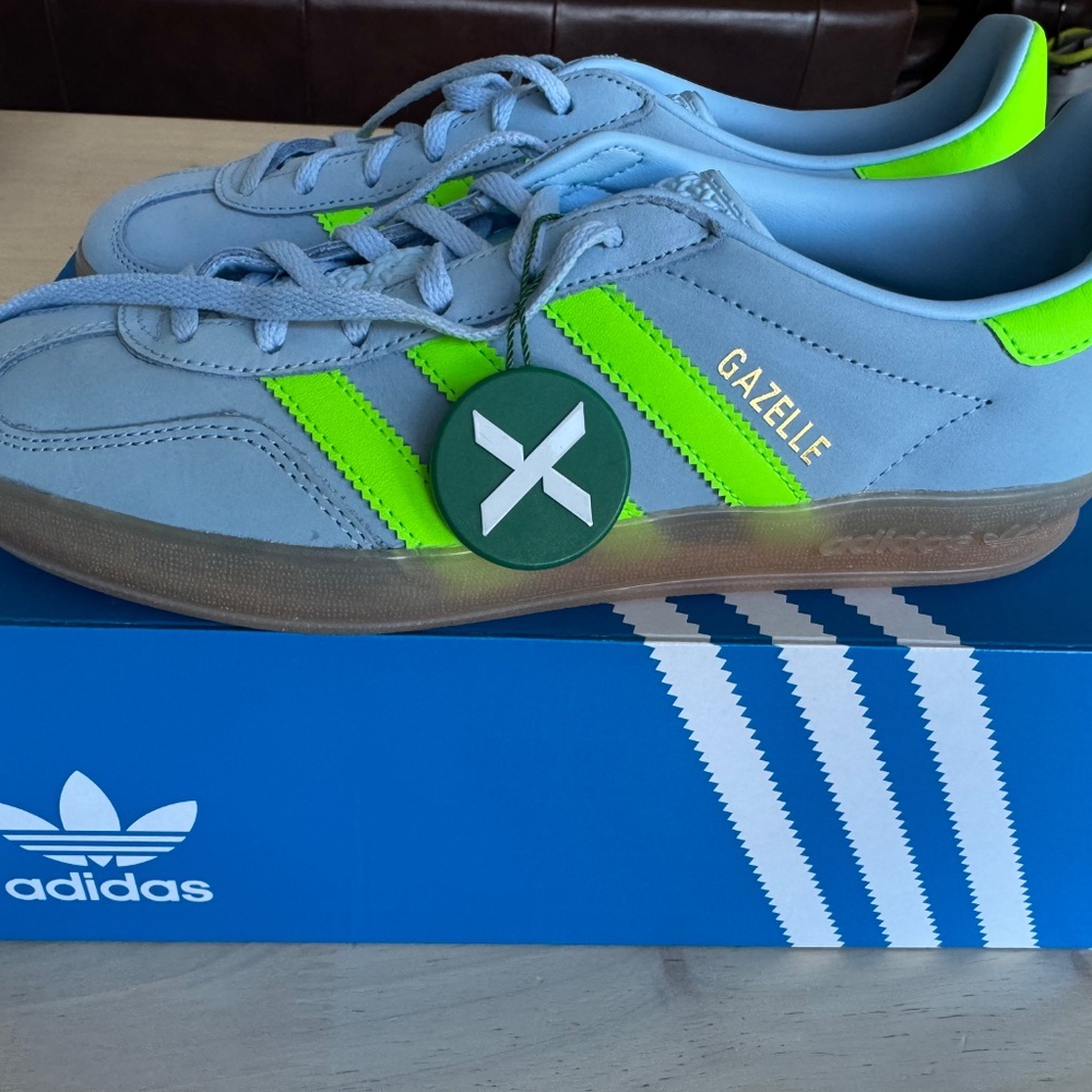 ADDIDAS NWT Gazelle Gum Sole Sneaker - Picture 3 of 3